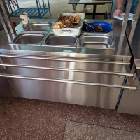 Марміт лінії роздачі в їдальні школи у Львові