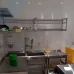 Полиці-сушарки встановлені на кухні фаст-фуду